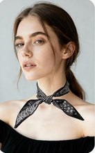 Load image into Gallery viewer, Black and White Paisley Twillie