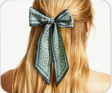 Load image into Gallery viewer, Green and White Paisley Twillie