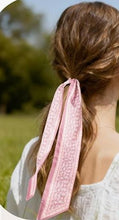 Load image into Gallery viewer, Pink and White Paisley Twillie